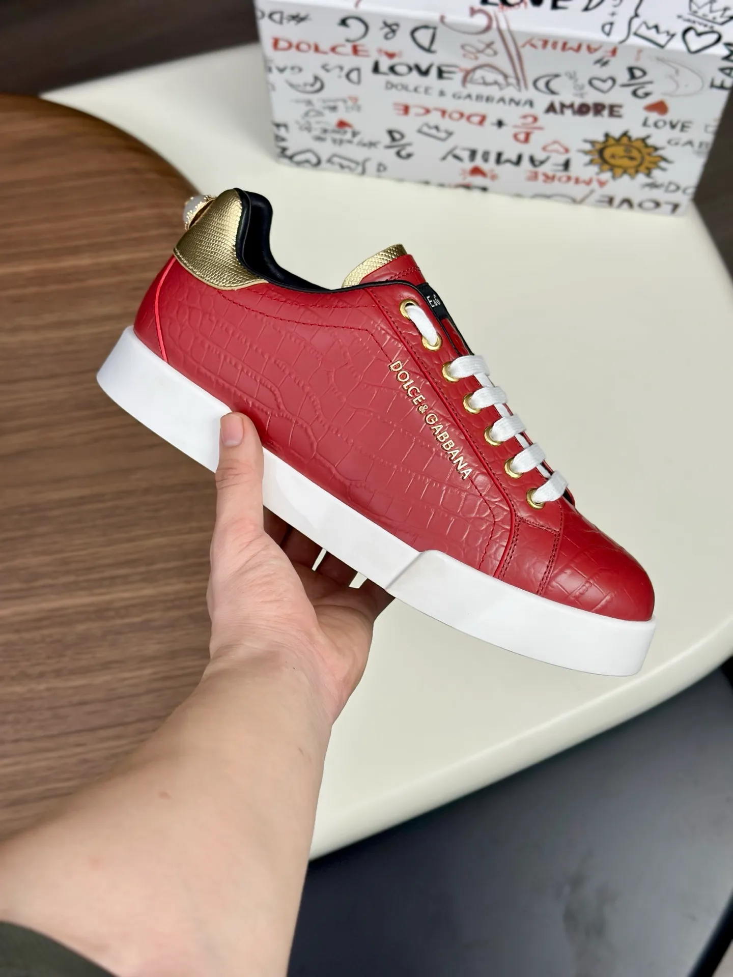 New product 💰800 DG Dolce & Gabbana men's shoes 💰ortofino calfskin sneakers ♞size; 39~44 (customized 38.45.46) Iconic men's shoes 💰ortofino series of sneakers, classic and timeless style, now presented with fashionable details. The calfskin engraved DG logo is a subtle finishing touch. Men's shoes💰ortofino calfskin sneakers: